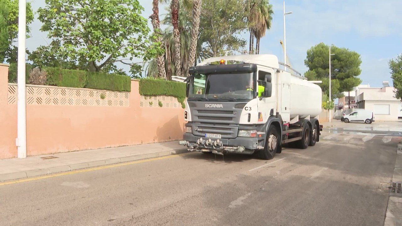 Trabajos de limpieza en Gandía tras las fuertes lluvias registradas este lunes