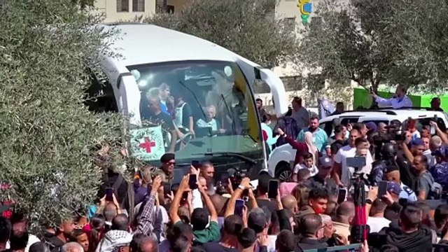 Palestinianos celebram regresso de prisioneiros libertados em troca com Israel