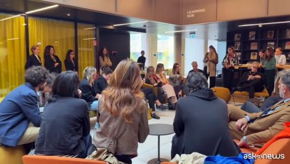 "Libro ideale per il bagno": Cattelan presenta "Beware of Yourself"