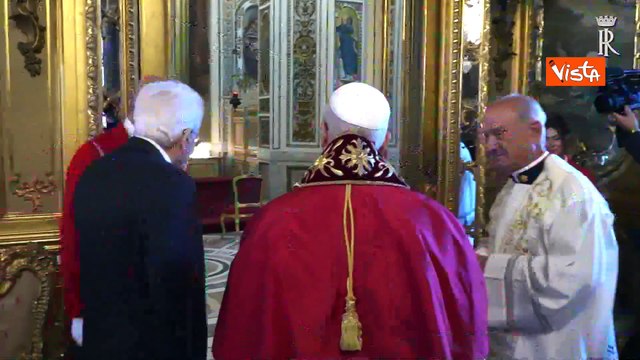 Papa Leone al Quirinale con Mattarella stringe la mano a Meloni e Ministri