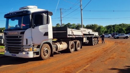 Fiat Toro e carreta se envolvem em acidente na Avenida Guaíra em Cascavel