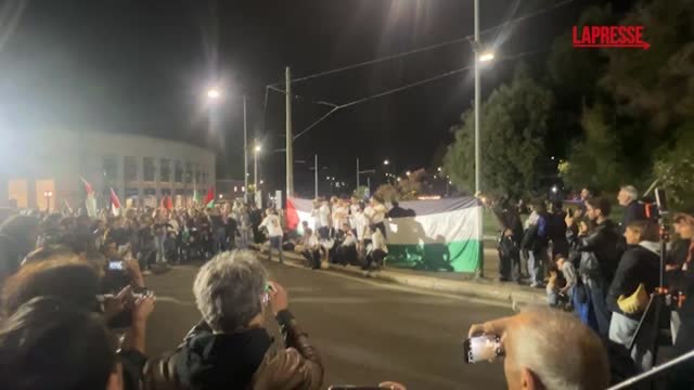 Italia-Israele, attori e cantanti nella 'contro partita' a sostegno della Palestina a Roma
