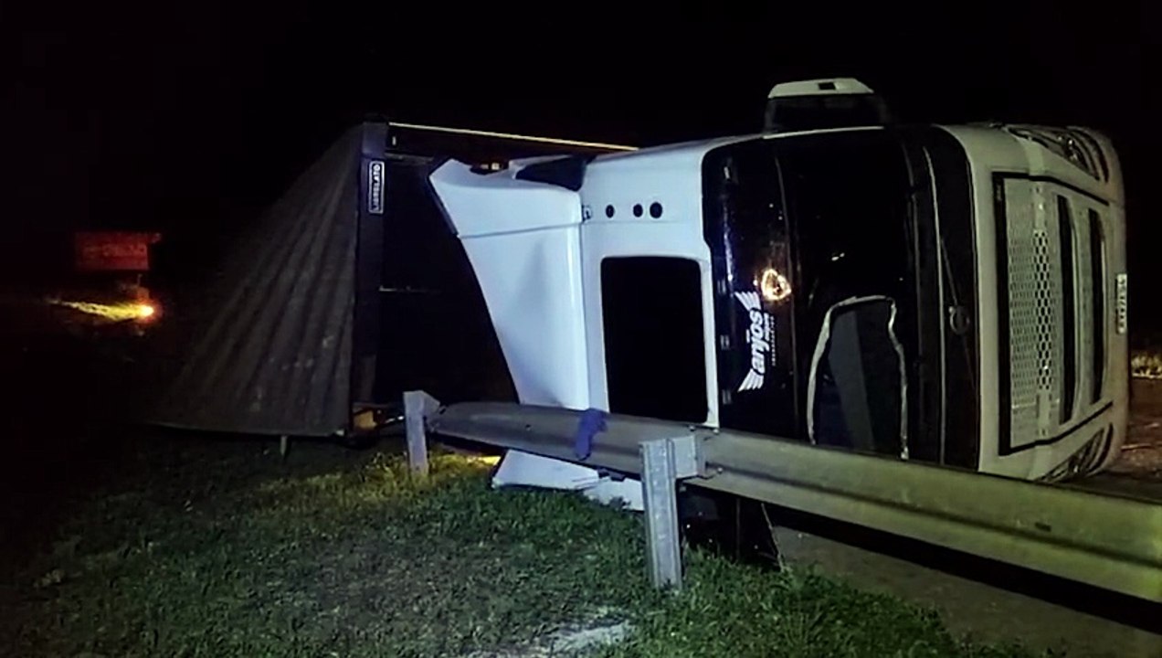 Carreta carregada com açúcar tomba na BR-163 na região de Santa Tereza do Oeste