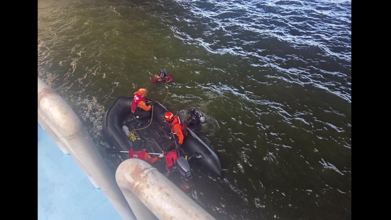 금강하굿둑서 보수 공사하던 40대 물에 빠져 숨져 / YTN