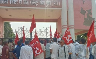 4 गुना मुआवजा देने की मांग को लेकर किसानों ने किया कलेक्ट्रेट पर प्रदर्शन