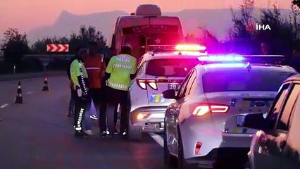 Kamyon emniyet şeridinde bekleyen işçi servisine çarptı: 1 ölü