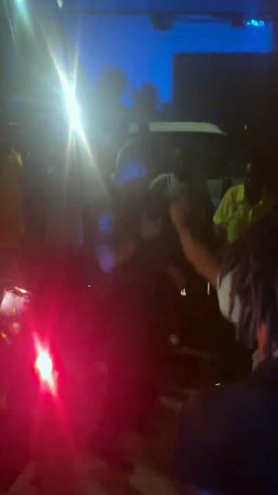 Appelé pour faire baisser la musique, un policier danse finalement avec les fêtards !