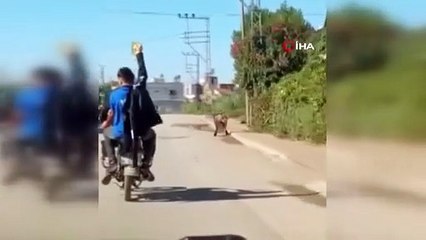 Adana’da trajikomik görüntü: Serum takılı halde motosikletle yolculuk yaptı