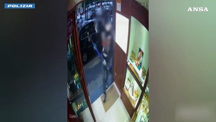 Martellate alle vetrine, minacce al supermercato e in farmacia: due arresti a Torino