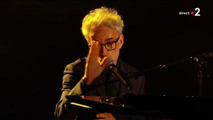 Johnny Hallyday – Cannes 2022 : le public chante Que je t’aime avec Vincent Delerm | 75ᵉ Festival – France 2