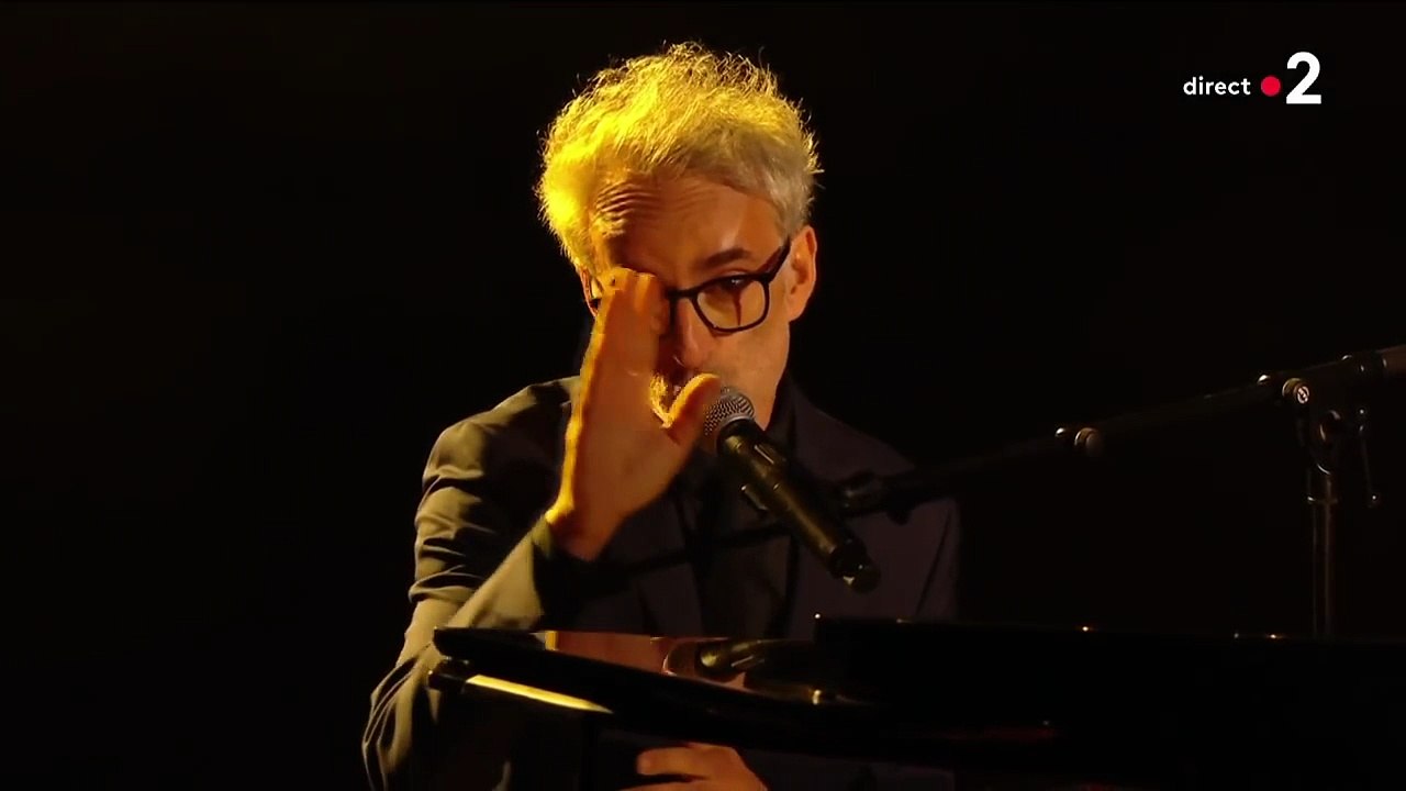 Johnny Hallyday – Cannes 2022 : le public chante Que je t’aime avec Vincent Delerm | 75ᵉ Festival – France 2