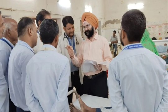 टीबी निदेशक ने राजगढ़ सीएचसी का किया औचक निरीक्षण, मरीजों की सुविधा और स्क्रीनिंग पर दिए सख्त निर्देश