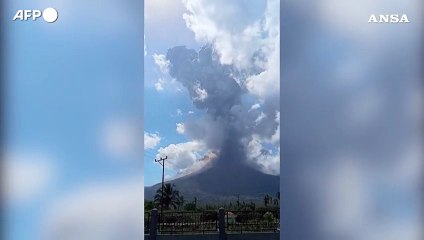 Indonesia, l'eruzione del Lewotobi Laki-Laki in timelapse
