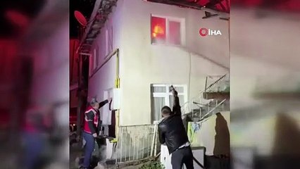 Bir sokağı alevler sardı: 3 ev ve 4 samanlık küle döndü