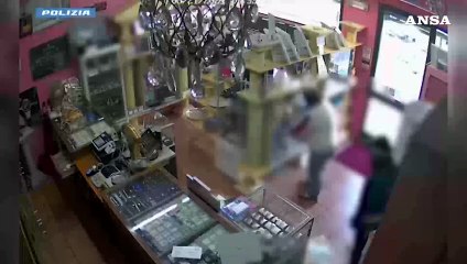 Finti agenti per rapinare la gioielleria e il laboratorio orafo, 8 arresti a Milano