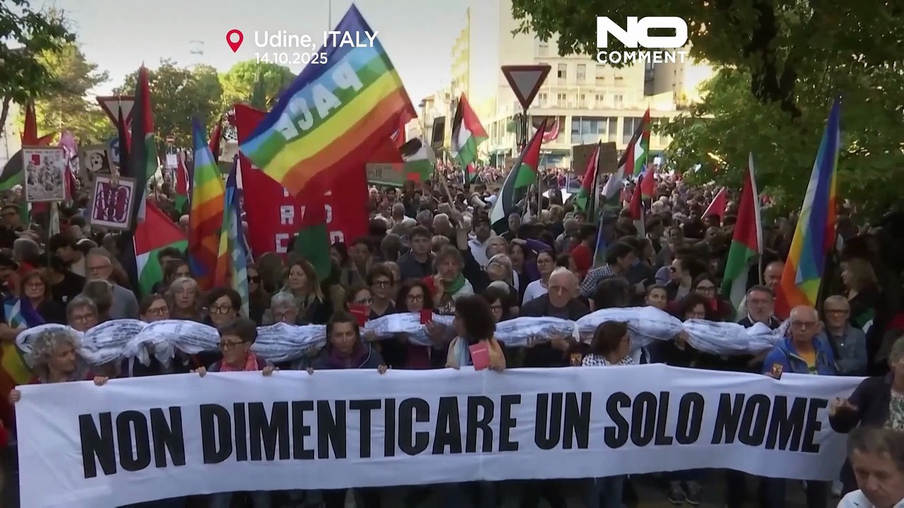 Migliaia di persone protestano a Udine prima della partita di qualificazione Italia-Israele