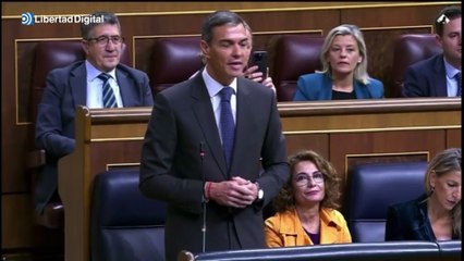 Los extraños gestos de una diputada del PSOE grabando con su móvil en el Congreso