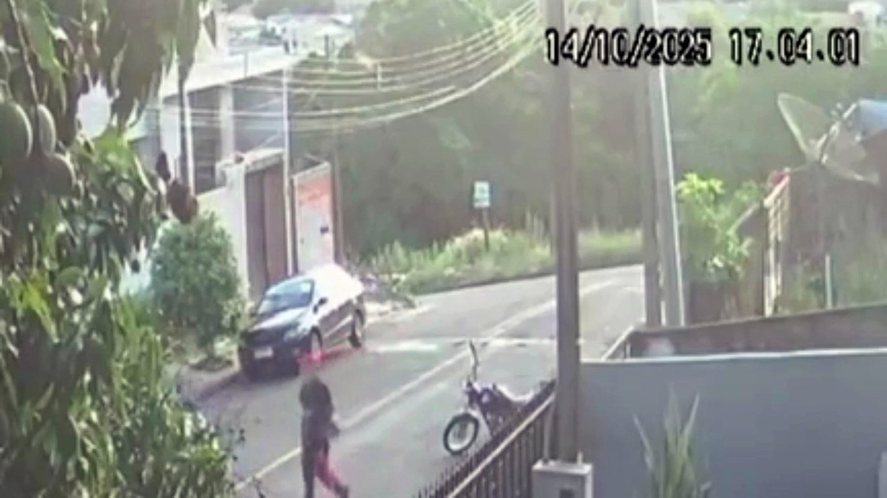 Câmera flagra dupla furtando moto à luz do dia em bairro de Apucarana