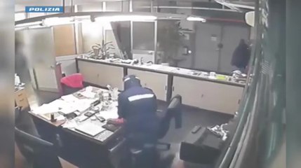 Finti agenti e pistola in pugno: 8 arresti per rapine a laboratorio orafo e gioielleria (15.10.25)