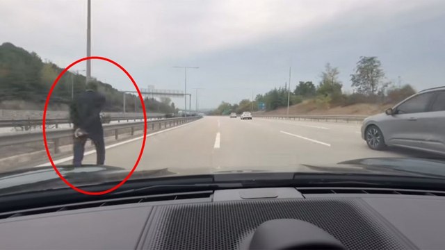 Otoyolda yürüyen yaya, sürücünün dikkati sayesinde kurtuldu; o anlar kamerada