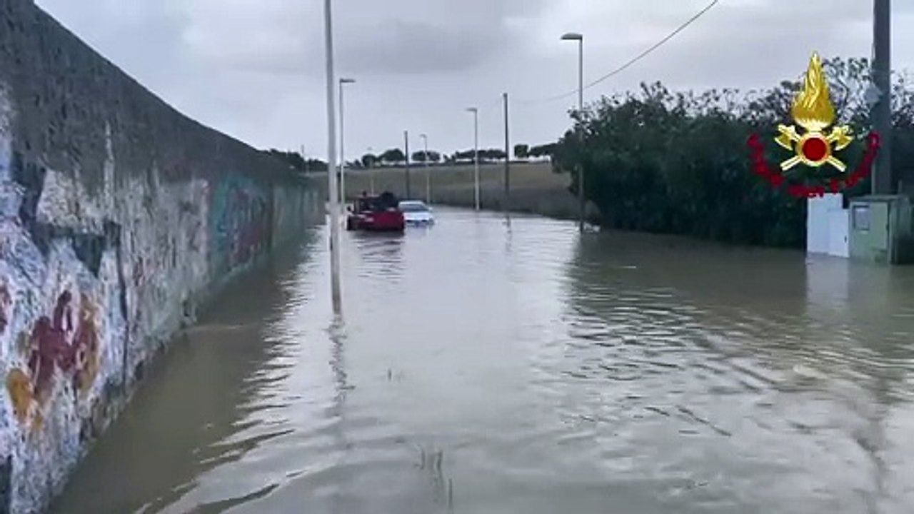 Porto Torres, mamma e figlia bloccate in auto per l'allagamento salvate dai vigili del fuoco
