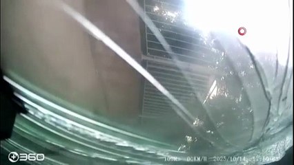 İstanbul trafiğinde sinirden gözü dönen sürücü ölümden döndü!