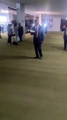 Isidório canta nos corredores da Câmara e cena viraliza em Brasília
