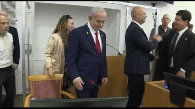Netanyahu arriva in tribunale per udienza: è accusato di corruzione