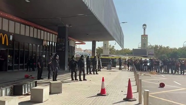 Tensión entre los Mossos y los manifestantes por Palestina que intentan acceder a la estación de Sants de Barcelona