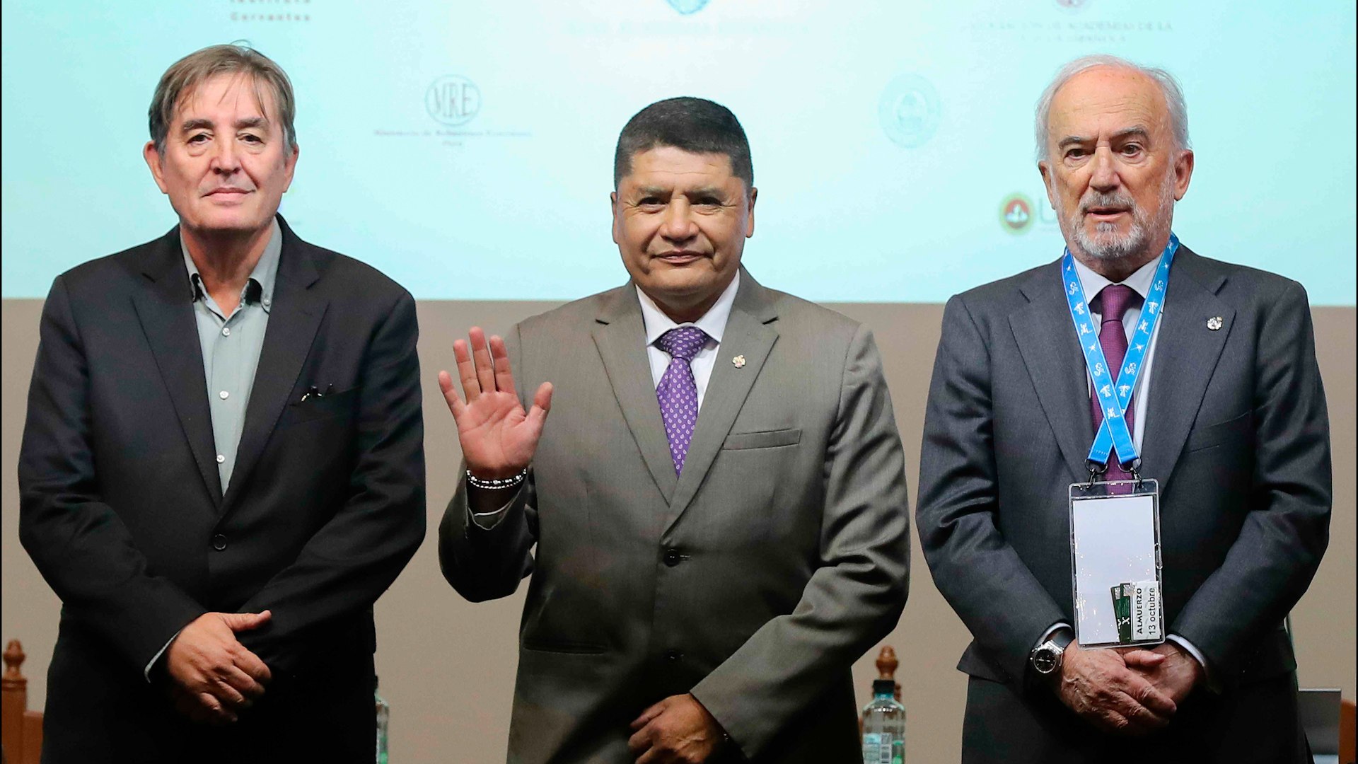 El escritor Arturo P�rez-Reverte ha presentado este martes en la sede de la Real Academia Espa�ola (RAE) el boceto de la escultura del Capit�n Alatriste que se instalar� en Cartagena (Murcia) en 2026 por el 30 aniversario de su primer libro sobre este personaje. En el encuentro, el autor ha eludido el combate que mantienen el director del Instituto Cervantes, Luis Garc�a Montero, y su hom�logo de la RAE, Santiago Mu�oz Machado, y que ha cruzado el oce�no hasta el X Congreso Internacional de la Lengua Espa�ola (CILE), que se celebra estos d�as en Arequipa (Per�).