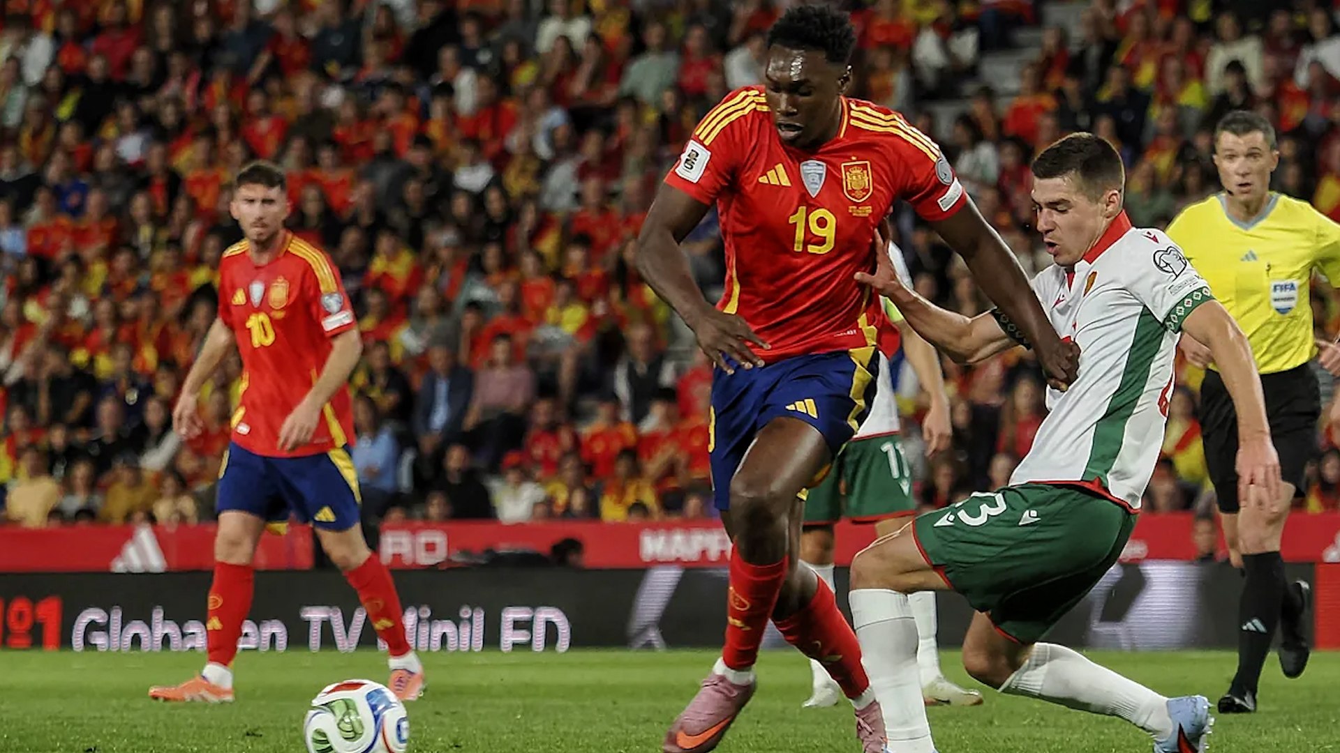 El seleccionador nacional, Luis de la Fuente, ha resaltado recientemente la importancia del legado dejado por las generaciones anteriores de la selecci�n espa�ola, en especial el iniciado por Luis Aragon�s en 2008 y consolidado por Vicente del Bosque. Seg�n el t�cnico riojano, ese ciclo hist�rico marc� un antes y un despu�s en el f�tbol espa�ol, y sigue siendo el gran referente para los internacionales actuales.

"Somos producto de lo que hemos heredado, tanto a nivel familiar como deportivo", afirm� De la Fuente, quien record� que muchos de los jugadores actuales apenas hab�an nacido cuando comenz� la llamada era dorada del f�tbol espa�ol. A su juicio, esa herencia no solo representa una historia de �xito, sino tambi�n un ejemplo de mentalidad competitiva que sus futbolistas intentan replicar.

El seleccionador subray� que el estilo, la ambici�n y los valores transmitidos por figuras como Aragon�s y Del Bosque siguen muy presentes en el vestuario actual. "Esta generaci�n tiene una hambre deportiva insaciable y un deseo constante de superarse. Cuando les das el objetivo de igualar o superar los logros del pasado, se motivan y crecen enormemente", explic�.

De la Fuente tambi�n elogi� el impacto duradero del legado de Aragon�s y Del Bosque, describi�ndolo como "maravilloso para el deporte espa�ol" y prueba de que Espa�a tiene el talento y la mentalidad para competir al m�s alto nivel. "Esta nueva generaci�n tambi�n quiere hacer historia con la selecci�n espa�ola, aunque sabemos que ganar siempre es muy dif�cil", concluy�.