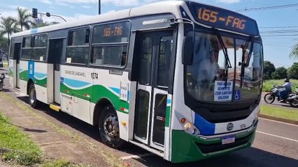 Mulher é socorrida após queda dentro de ônibus no bairro Coqueiral, em Cascavel