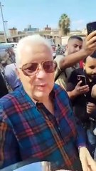 "أخبار بشلة إيه؟".. مرتضى منصور يداعب شاب ذوي الهمم أثناء تقديم أوراق ترشحه لانتخابات النواب