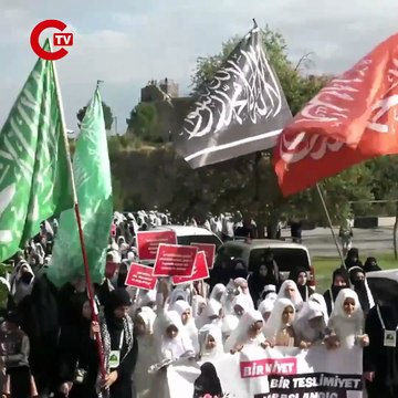Diyarbakır'da Niyet Ettim Tesettüre Emrin başım Üstüne etkinliğinde tesettüre bürünen onlarca kız çocuğu ve gençler yürüyüş yaptı.
