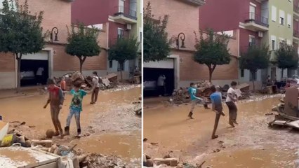 La imagen viral de los niños de Aldaia jugando al fútbol en el barro
