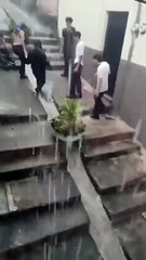 Graban a estudiantes jugando en corrientes de agua en Comayagüela