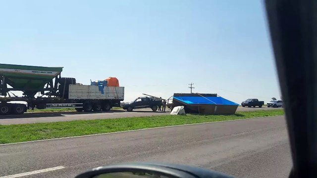 Carretinha carregada com piscina tomba no canteiro central da BR-163 em Cascavel