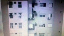 Vídeo mostra momento que vítimas de incêndio descem pela janela
