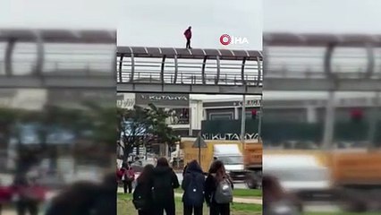 Bursa\'da üst geçitte intihar girişimi! Yürekler ağza geldi...