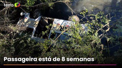 Kombi escolar com grávida e crianças entre os passageiros capota e cai em rio em Santa Catarina