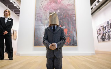 La nuova provocazione di Cattelan: Il libro ideale per il bagno all'Hangar Bicocca Milano