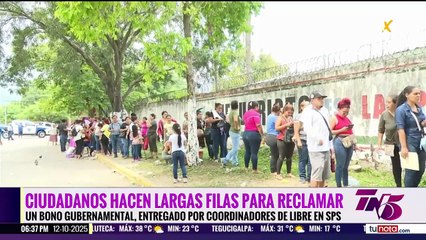 Ciudadanos hacen fila para reclamar bono gubernamental entregado por coordinadores de Libre