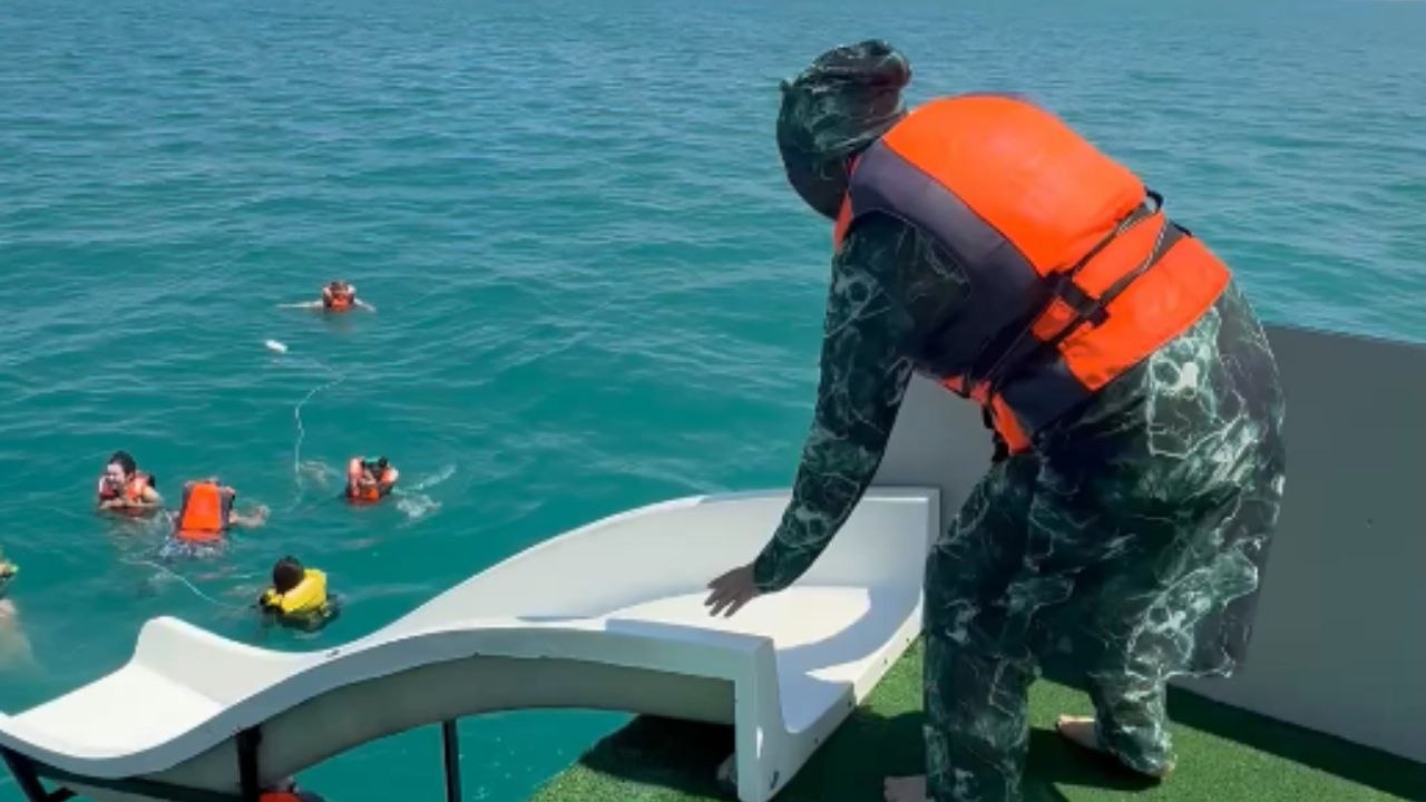 Amusing mishap unfolds as woman on slide collides with swimmer after unfortunate timing