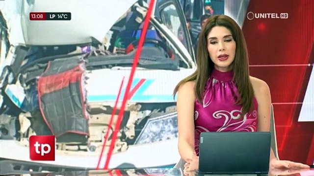 Conductor herido luego de que su minibús chocara contra un camión que estaba parado en doble fila cerca de un surtidor