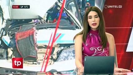 Conductor herido luego de que su minibús chocara contra un camión que estaba parado en doble fila cerca de un surtidor