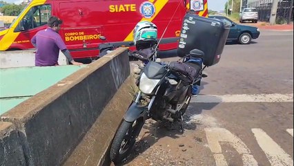 Motociclista sofre ferimentos no rosto em acidente na Rua Jacarezinho