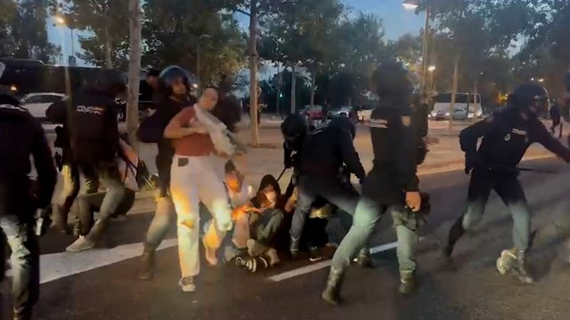 Más cargas policiales cuando los manifestantes han intentado cortar una de las calles