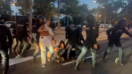 Más cargas policiales cuando los manifestantes han intentado cortar una de las calles