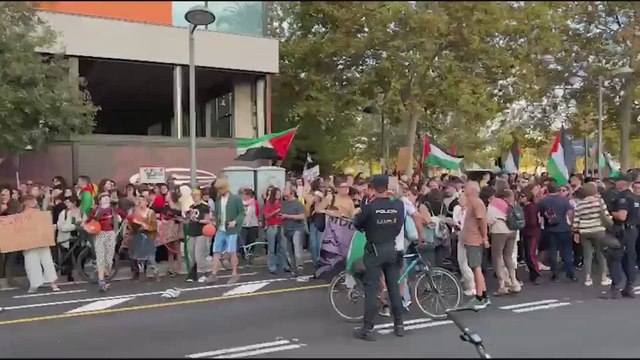 Las imágenes de tensión en el Roig Arena: cargas policiales por las protestas pro-Palestina