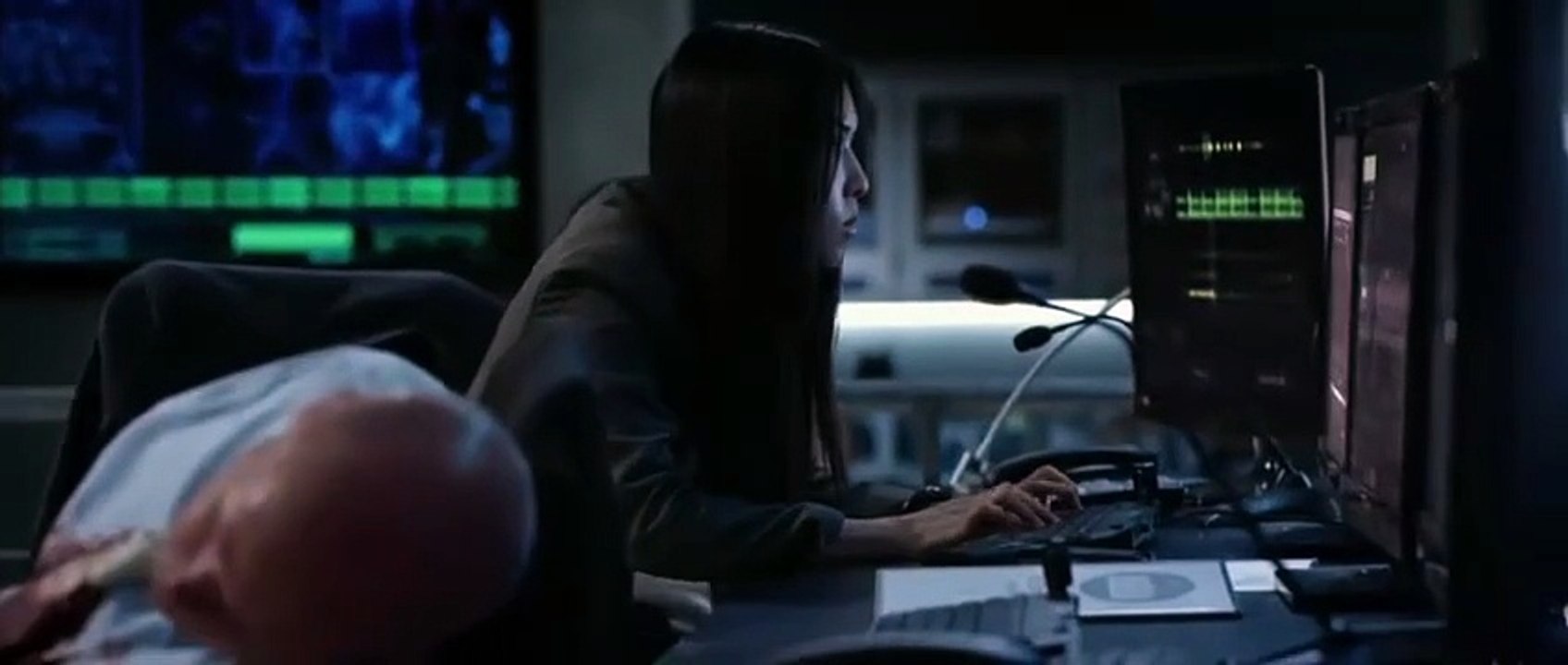 {Invasão à Casa Branca} {Olympus Has Fallen} - O agente do serviço secreto Mike Banning se encontra preso dentro da Casa Branca após um ataque terrorista